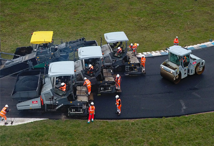 Production et mise en œuvre d'enrobés pour tout type de route TP JCB Groupe Bonnefoy